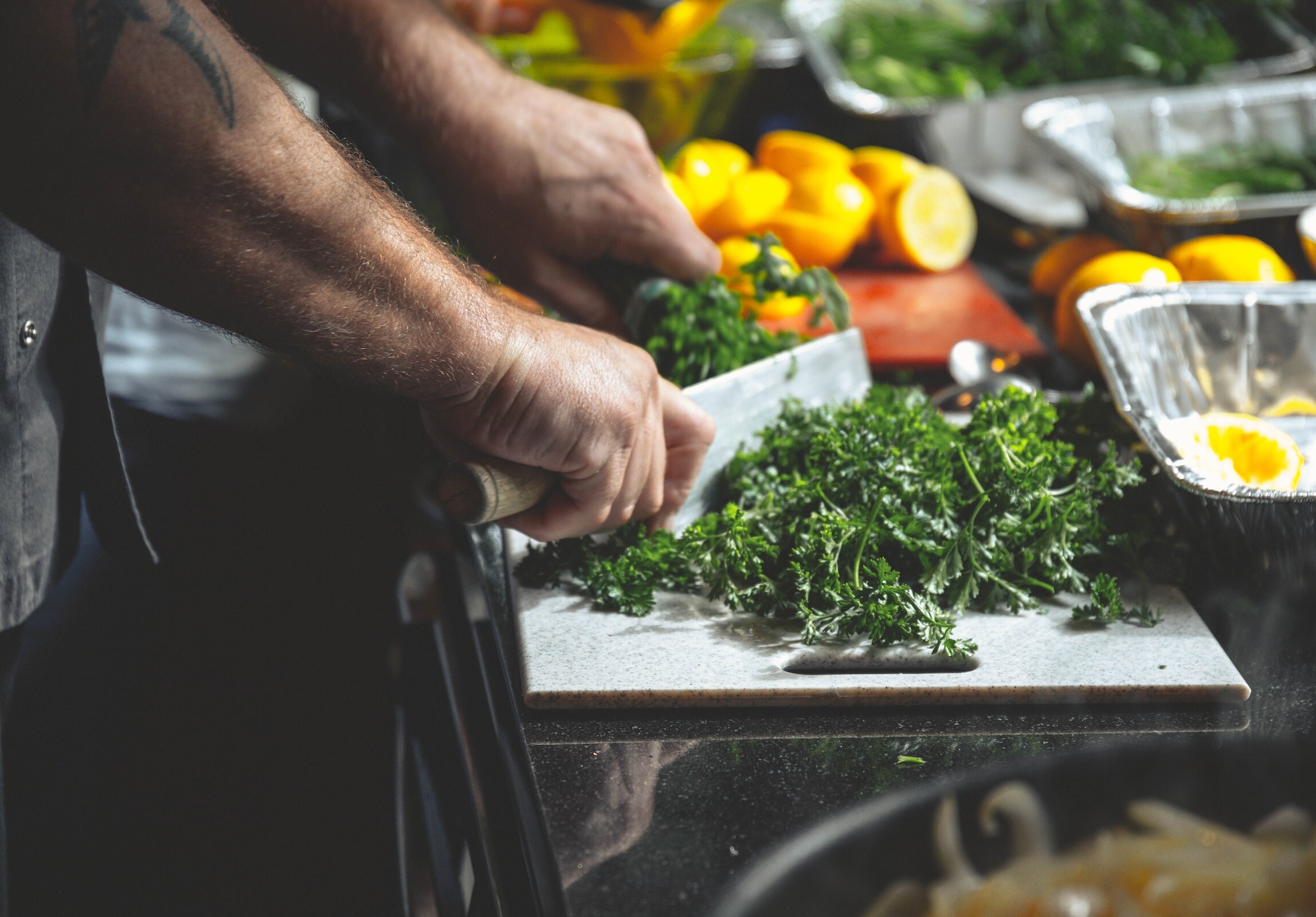 Szef kuchni w malej gastronomii