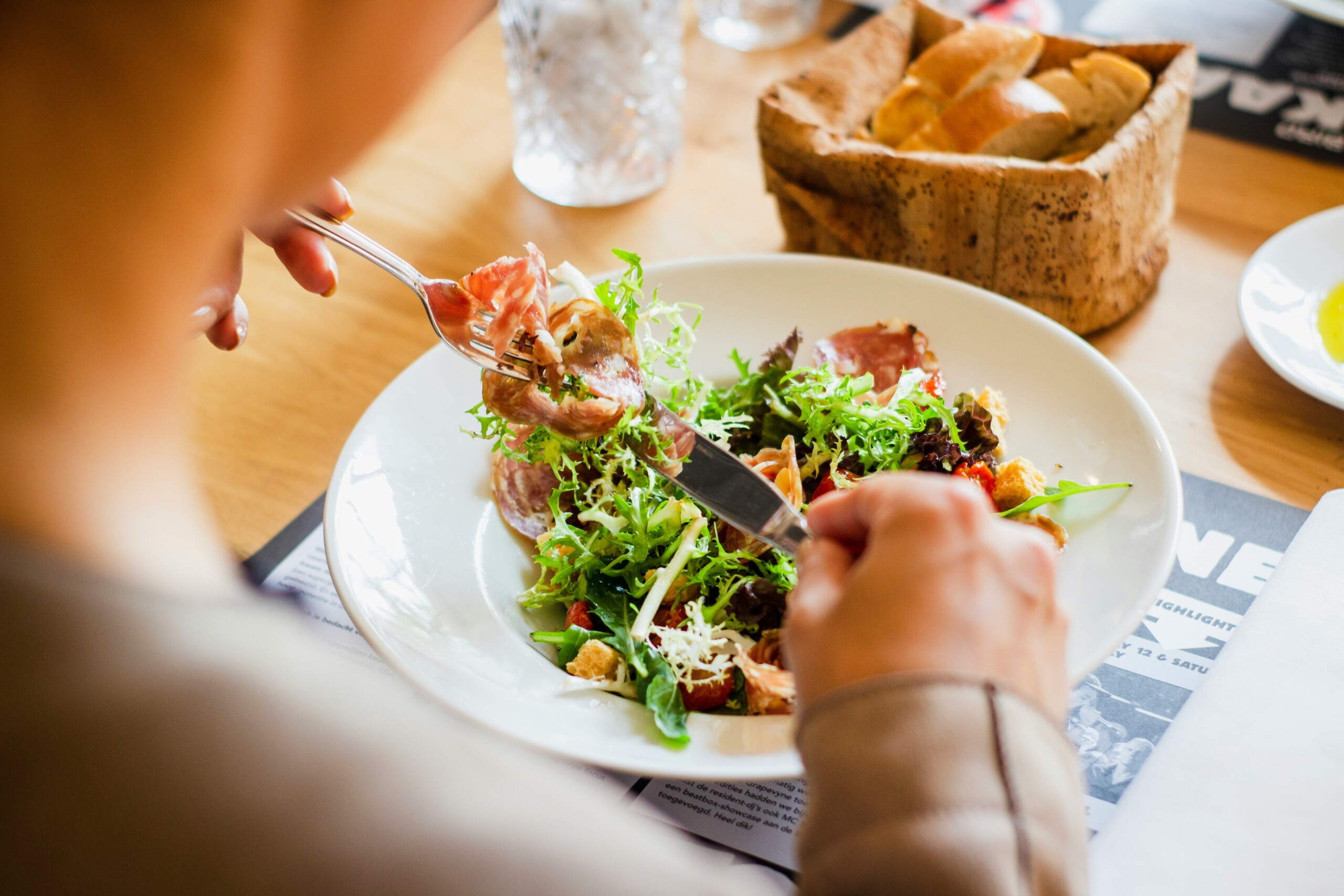 Dekorowanie i serwowanie potraw w restauracji